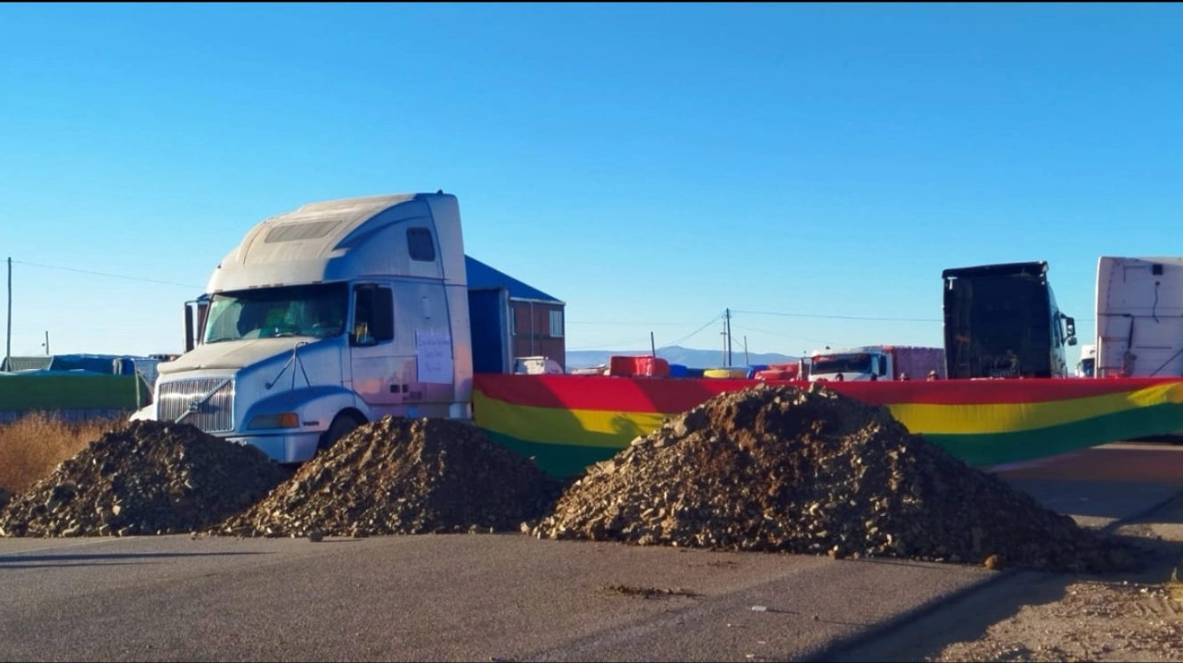 Following a lengthy negotiation lasting over 5 hours, truckers lifted the roadblocks on the La Paz-Oruro highway late last night. The blockade, which began on Monday, had caused significant traffic disruptions for several hours. However, police were able to establish a temporary lane for buses through Caihuasi to leave the La Paz Bus Terminal in the afternoon, allowing departures to proceed.